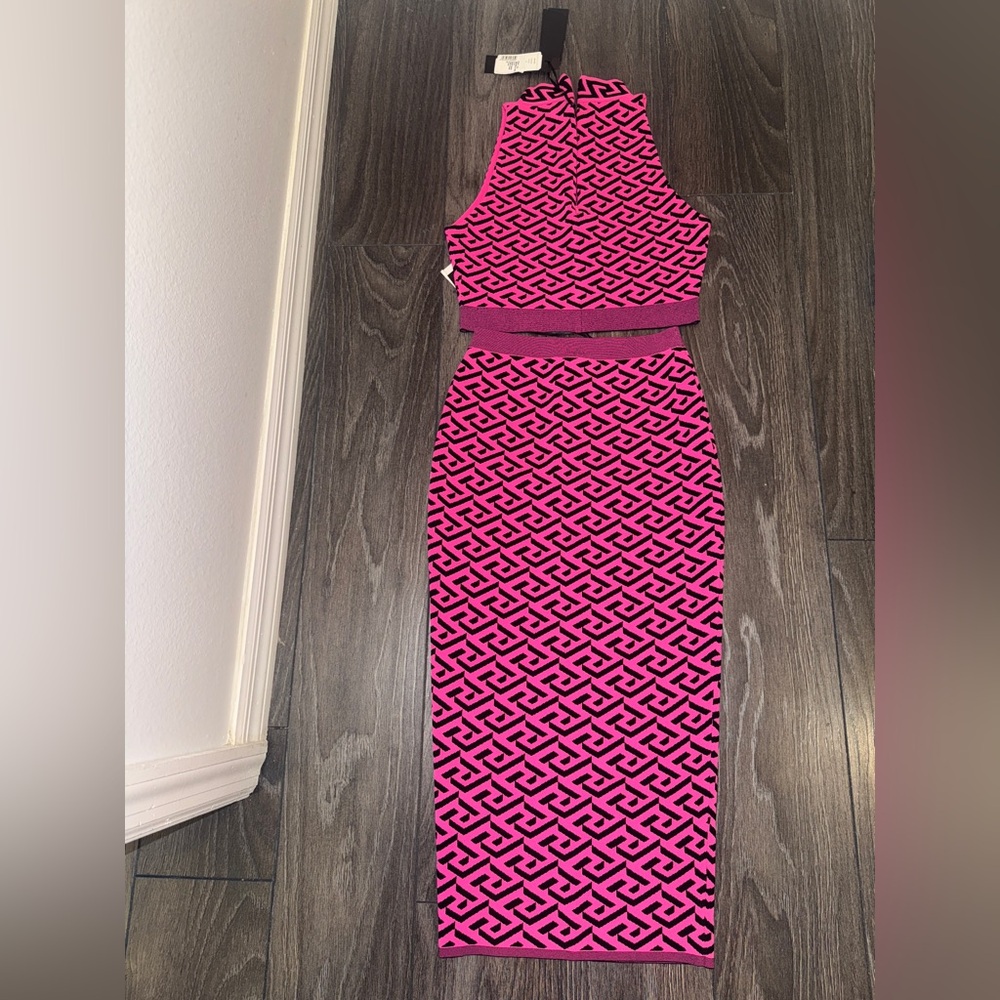 NEW W/ TAGS Versace Pink & Black Logo Two-Piece Coordinating Skirt & Top Set - Picture 2 of 8